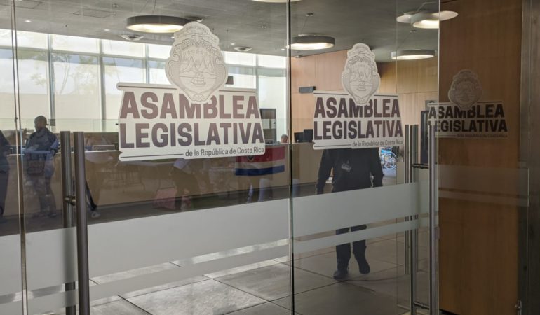 Los diputados aprueban sus recesos de medio año, Navidad y finales de 2025, así como la Semana Helga de 2026.