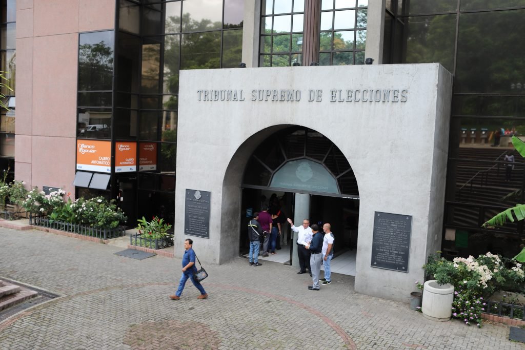 TSE determina que el magistrado Zetty Build será el encargado de supervisar el amparo contra Chaves.