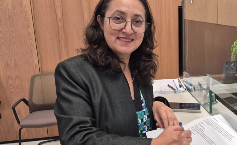 Luz Mary Alpízar presenta un proyecto para prevenir y sancionar la mendicidad infantil en Costa Rica.