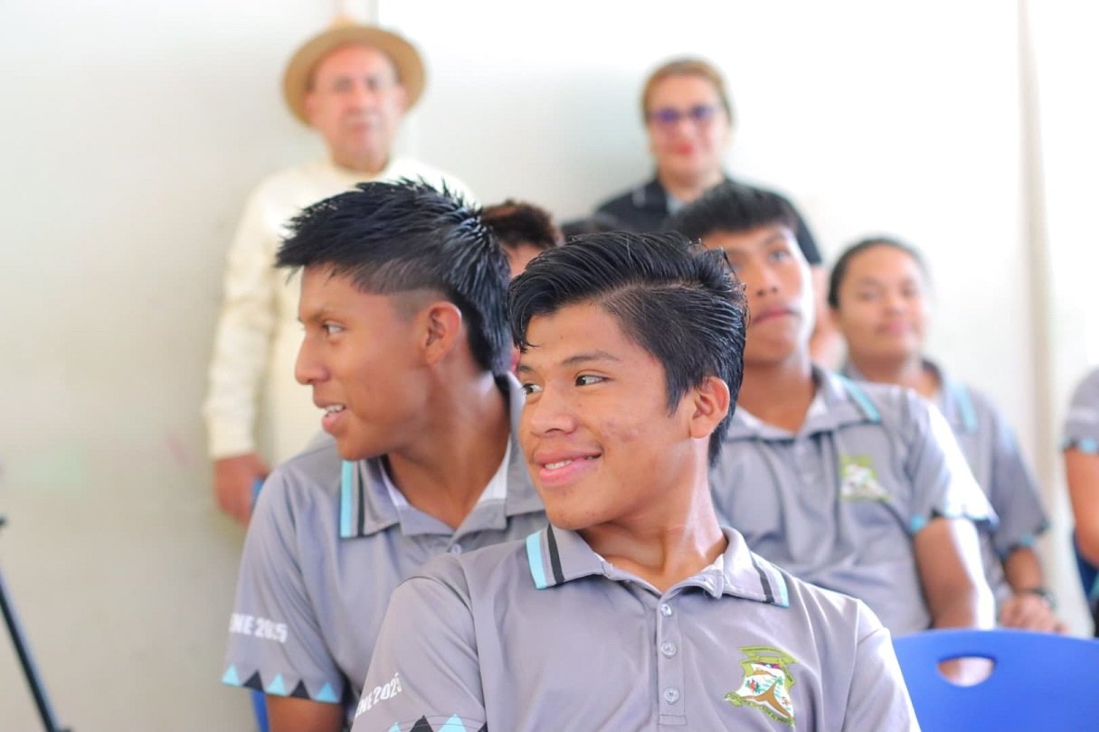 Los estudiantes indígenas de la escuela Ngäbe-Buglé están siendo formados en inteligencia artificial.