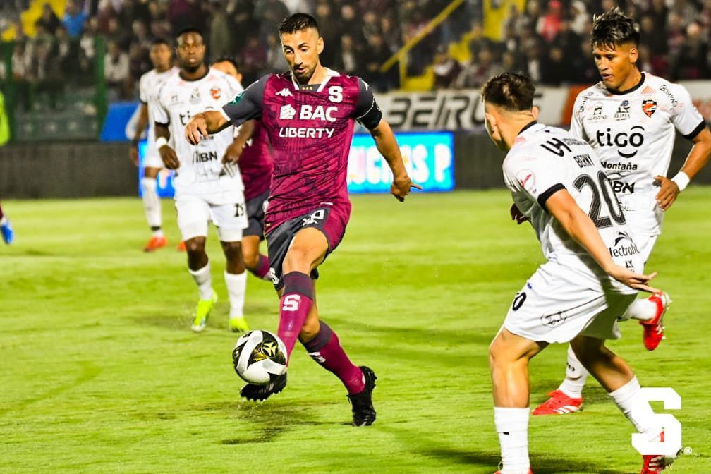 Saprissa hace un Real Madrid: Arremete contra los árbitros