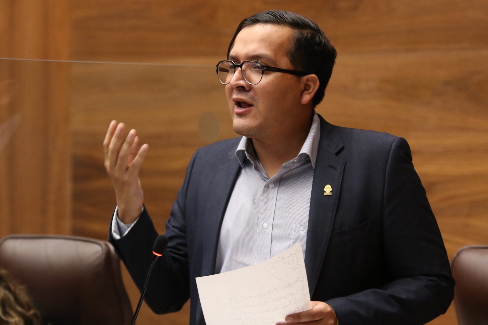 Antonio Ortega presenta un proyecto para Lanamme UCR relacionado con el procesamiento de la infraestructura del aeropuerto.