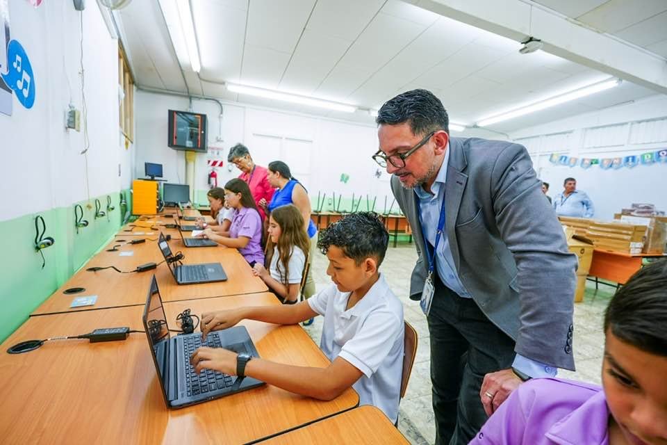 MEP inicia la entrega de equipos tecnológicos que han estado retenidos desde 2023.