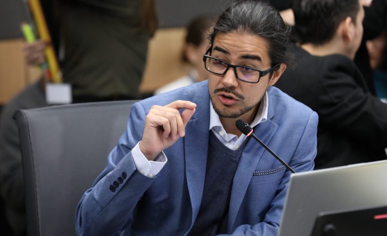 Jonathan Acuña denuncia que el gobierno utiliza el fútbol como una distracción.