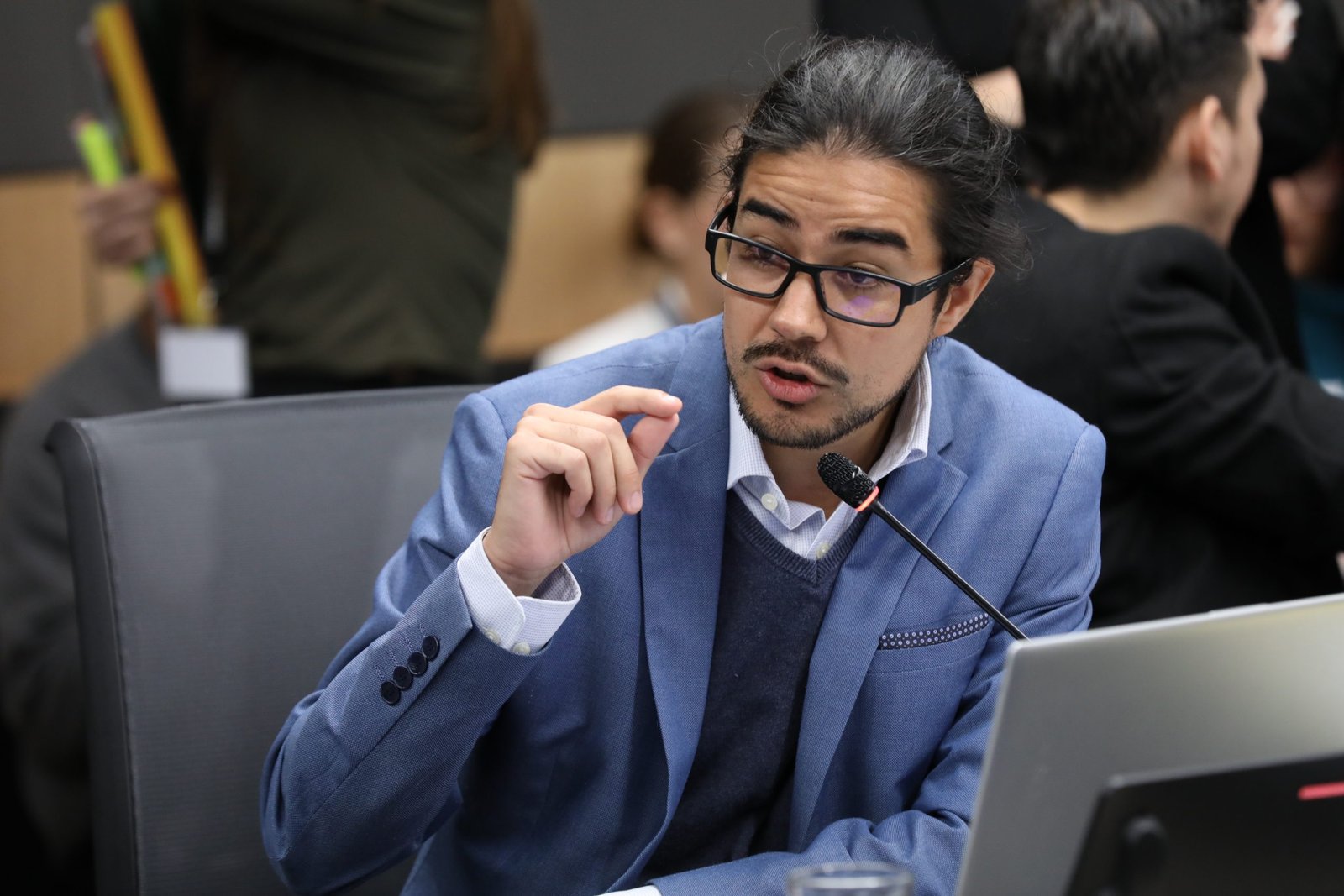 Jonathan Acuña denuncia que el gobierno utiliza el fútbol como una distracción.
