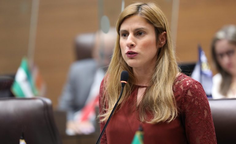 Andrea Álvarez les advierte a los costarricenses que consulten a Rodrigo Chaves sobre la violencia.