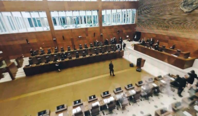 Inicios parlamentarios: elección del consejo legislativo