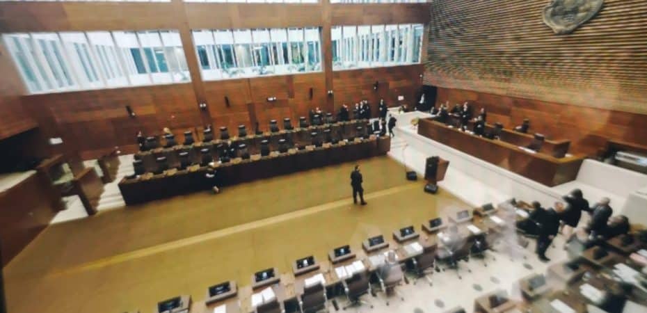Inicios parlamentarios: elección del consejo legislativo