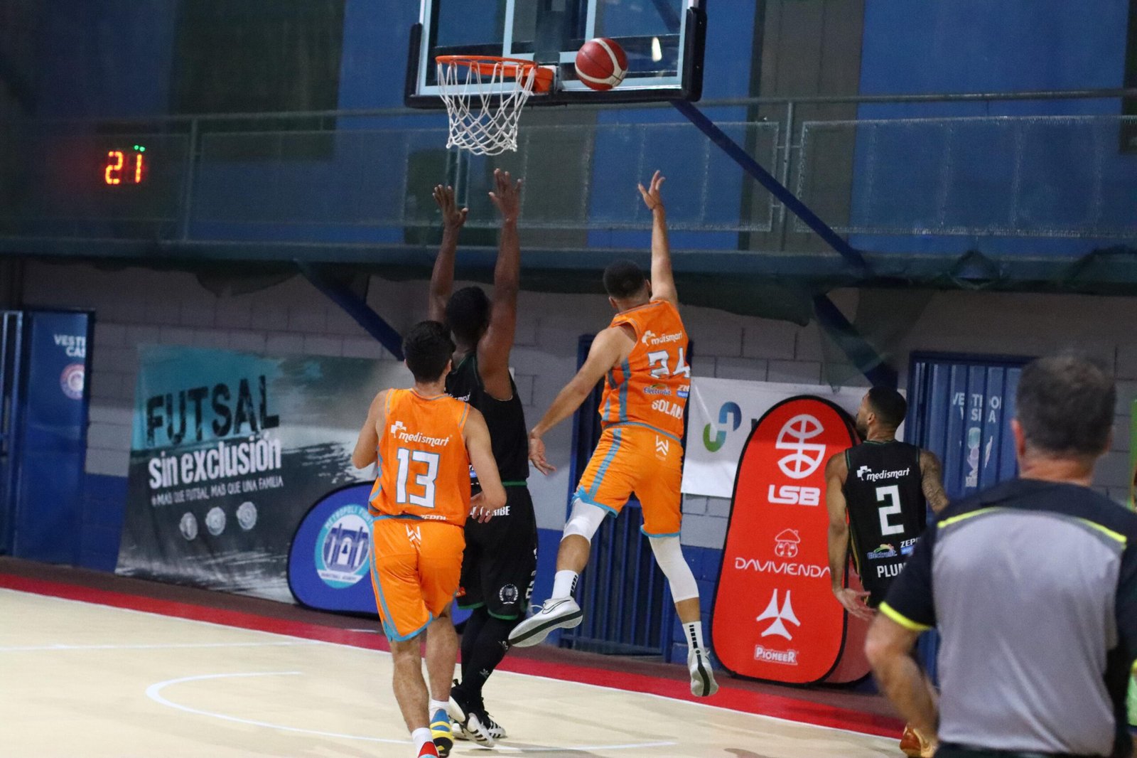 Las estrellas del baloncesto se alinean en el Gimnasio Nacional