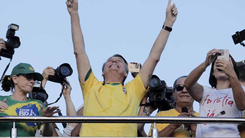 Después de su salida del hospital, Bolsonaro encabeza un evento a favor de la amnistía en la víspera del juicio por su participación en el golpe.