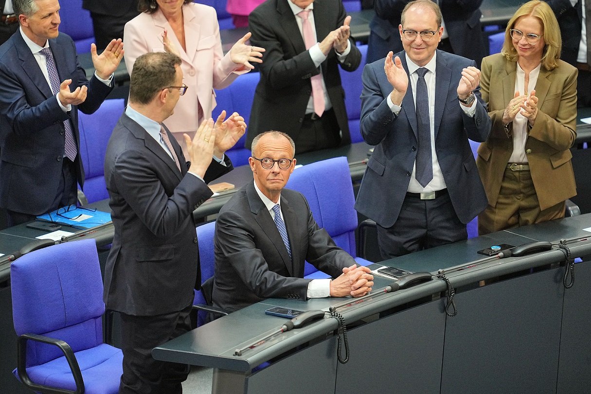 Merz, del partido conservador, es elegido como canciller en una segunda votación en el Bundestag.