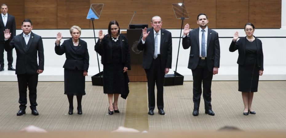 Por lo tanto, la Junta de la Asamblea Legislativa, bajo la dirección de Rodrigo Arias, fue gestionada por el Jefe y el CEO adjunto de Pusc.