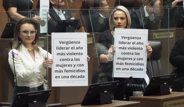 Los diputados opositores exhibieron pancartas de protesta durante el discurso de Rodrigo Chaves.