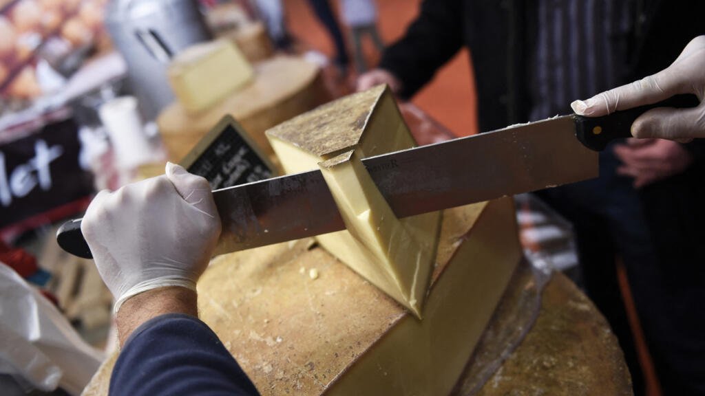 ¿Amenaza para un tesoro nacional? Ecologistas buscan prohibir el queso Comté.