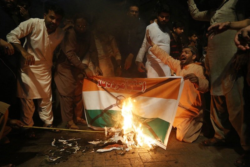 India lanza un ataque con misiles contra Pakistán, intensificando la tensión regional.
