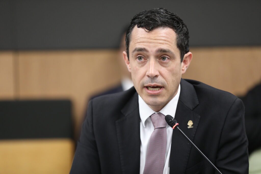 Manuel Morales critica la reelección de Rodrigo Arias como presidente del Congreso, señalando que se mantienen las viejas y desactualizadas políticas.