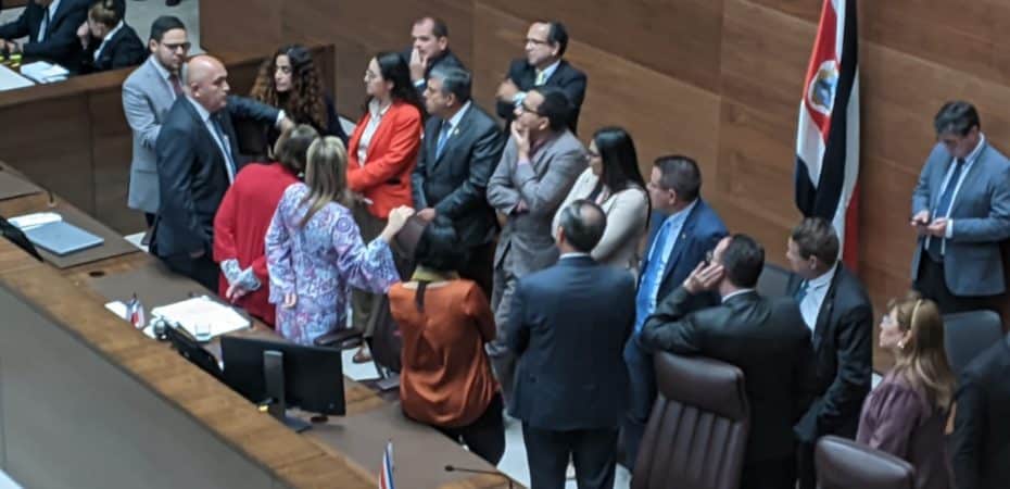 El gobierno presenta cerca de 90 proyectos de ley en la primera convocatoria para reuniones extraordinarias.