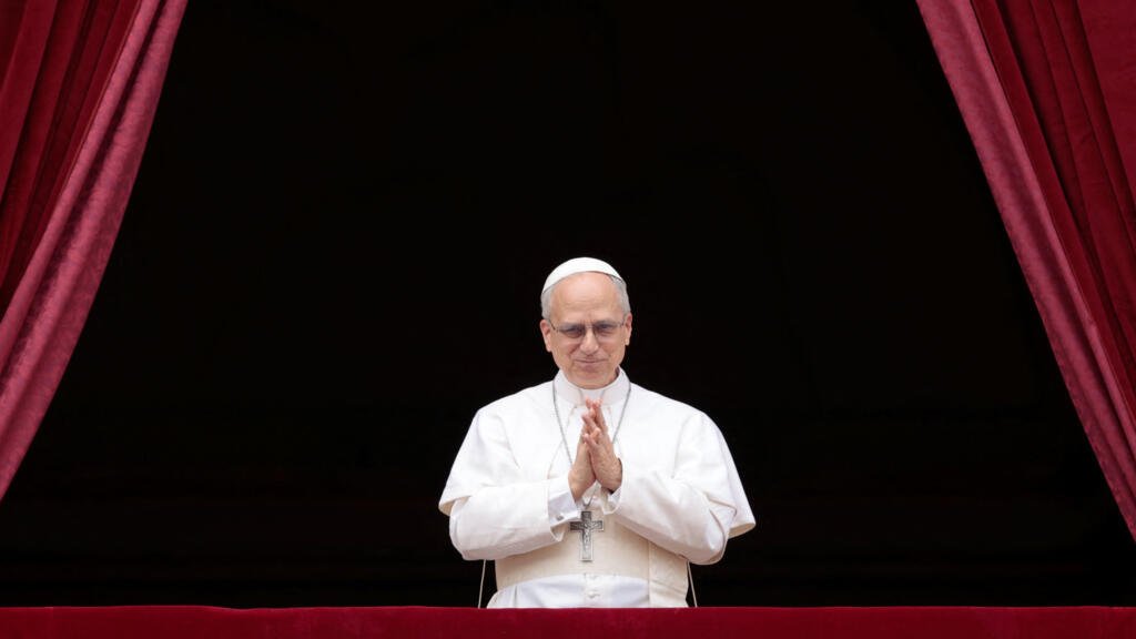 El Papa León XIV ofrece la primera bendición del domingo de la albahaca en San Pedro.
