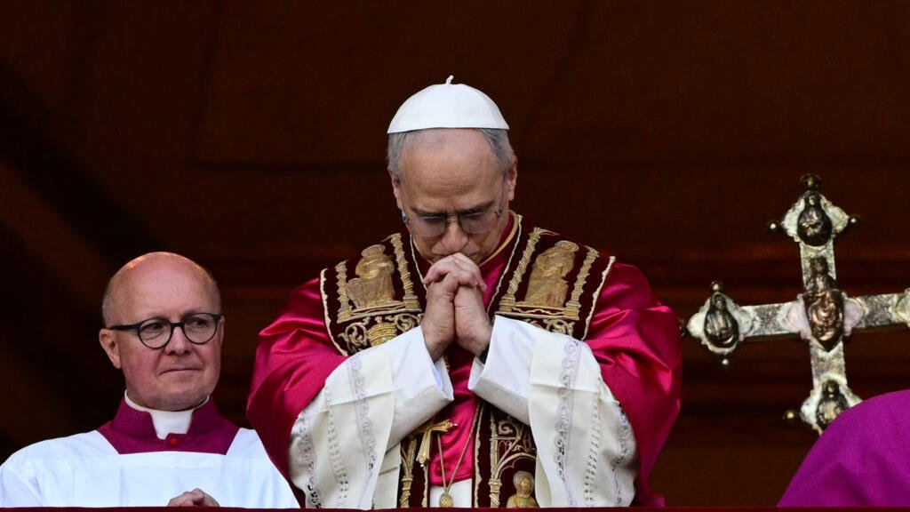 Leo XIV, un papa que critica la política de inmigración de Trump y VVCE.