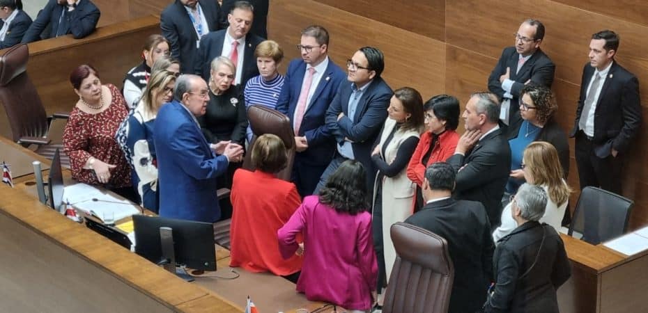 La Asamblea Legislativa está a la espera de abordar el poder de veto de tres presidentes.