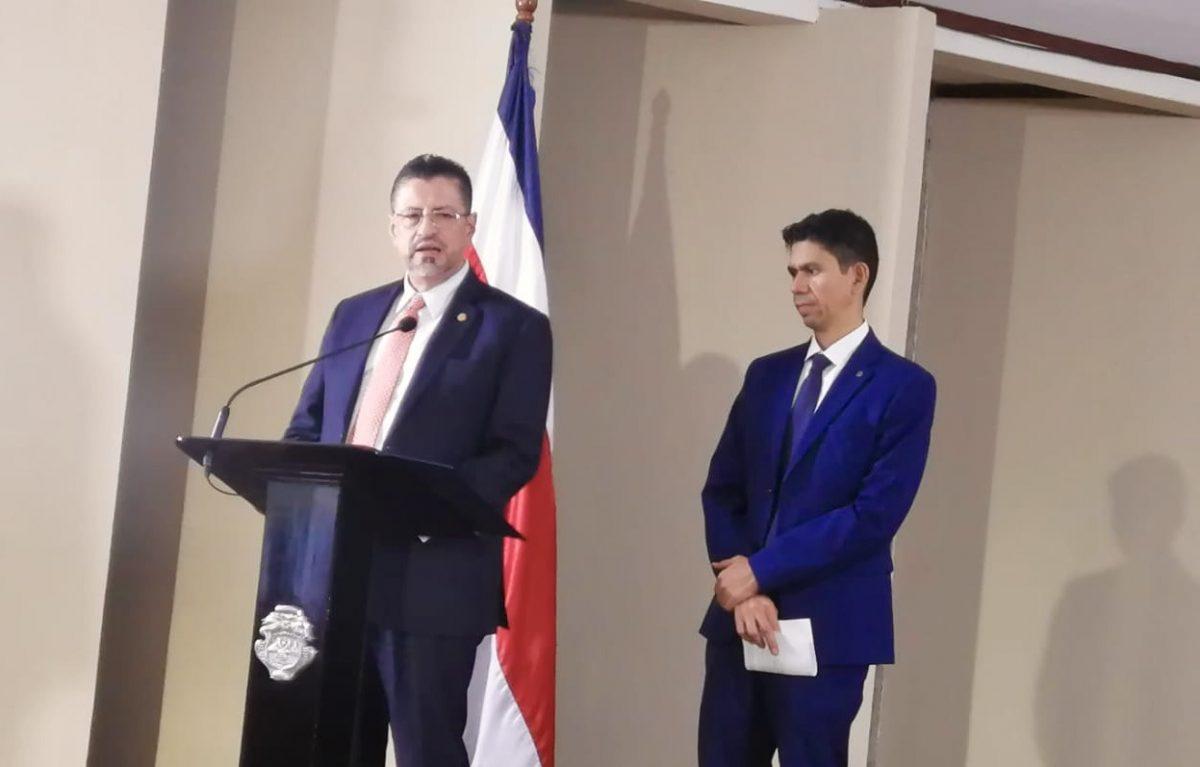 “Que se quedó en Canadá, frío”, responde Chaves a Luis Amador, quien le preguntó

 – La nación