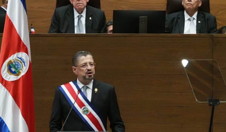 “Dull,” “out of touch,” and “lacking self-awareness”; lawmakers question Rodrigo Chaves’ video-packed speech.