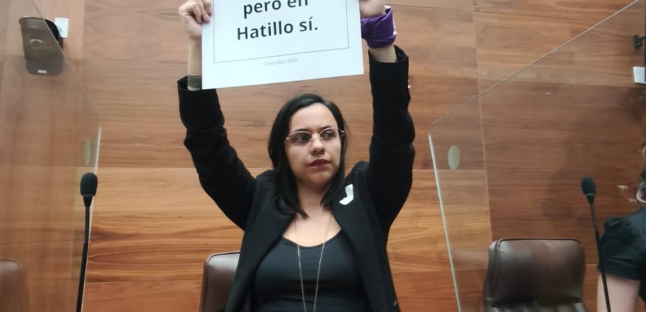 La diputada Sofía Guillén diseñó y repartió carteles en contra del presidente con el mensaje: “El respeto no implica silencio ni sumisión”.