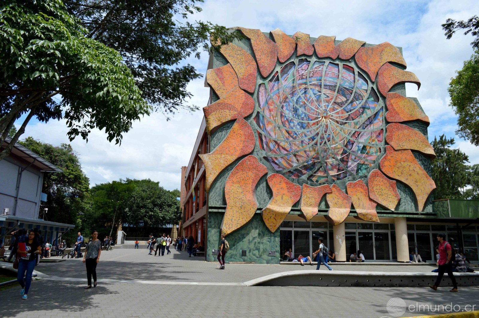 Un miembro del Consejo Universitario solicita al Rector que presente su renuncia.