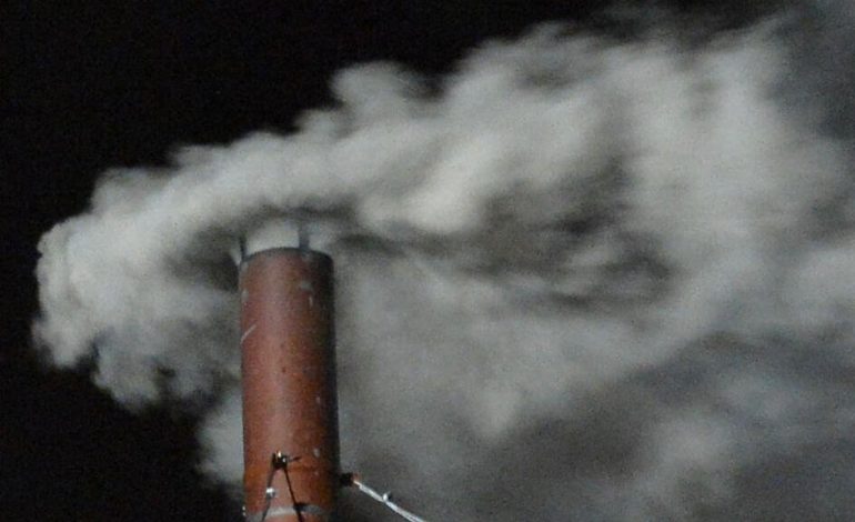 El humo blanco y negro (o gris) del cóncavo: ¿Qué sustancias químicas se liberan por la chimenea?