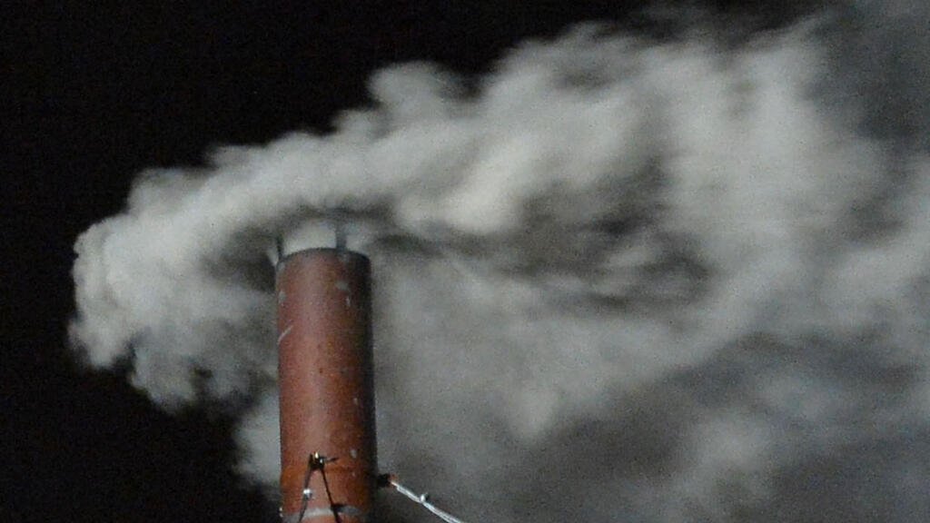 El humo blanco y negro (o gris) del cóncavo: ¿Qué sustancias químicas se liberan por la chimenea?