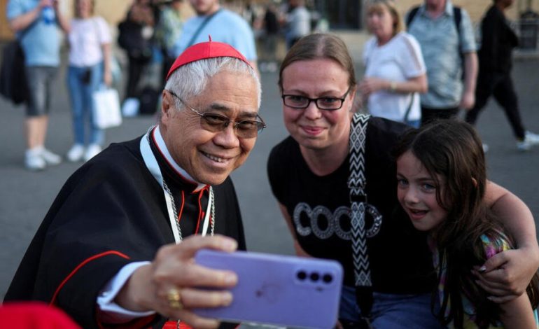 Un cónclave para seleccionar al Papa de las redes sociales.