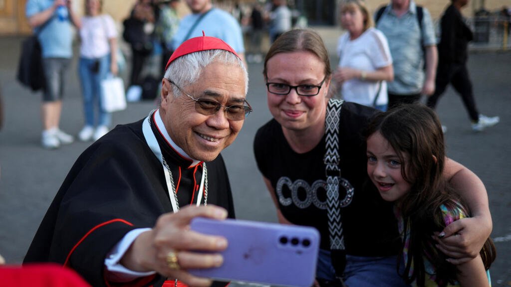 Un cónclave para seleccionar al Papa de las redes sociales.