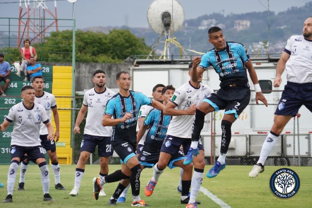 Santa Ana explota contra el árbitro Roger Vindas