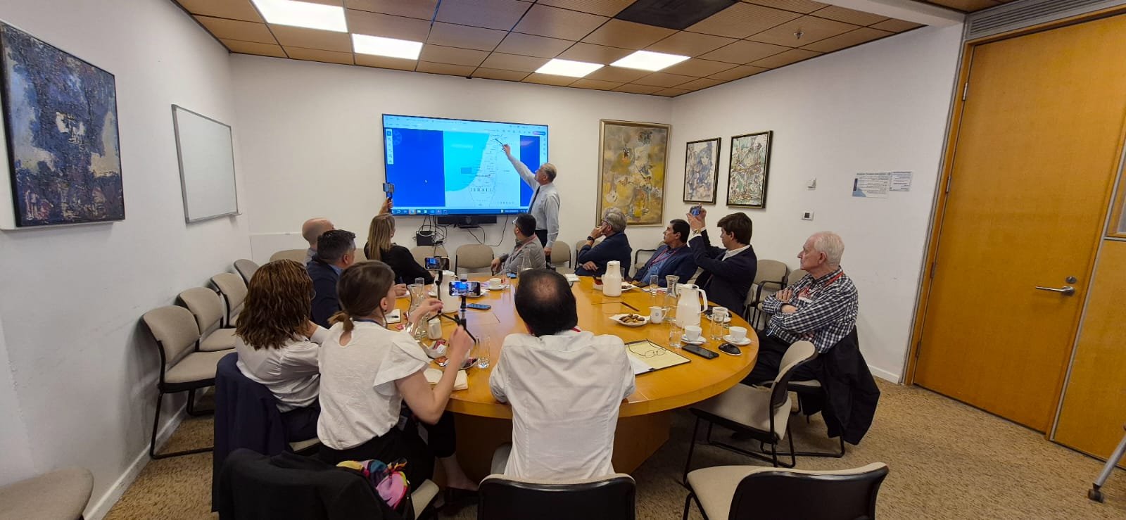 El diplomático israelí describe a Palestina como una “realidad ficticia” y se abstiene de clarificar por qué reconocen a Kosovo.