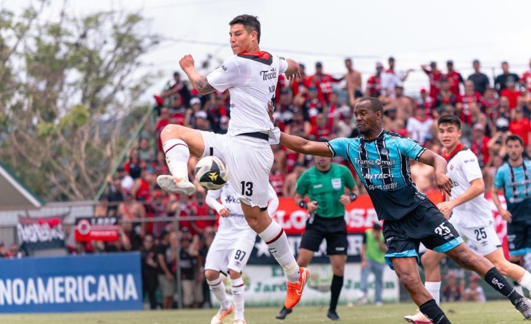 Empate, polémica y un problema que le estalla a Óscar Ramírez antes de lo más bravo