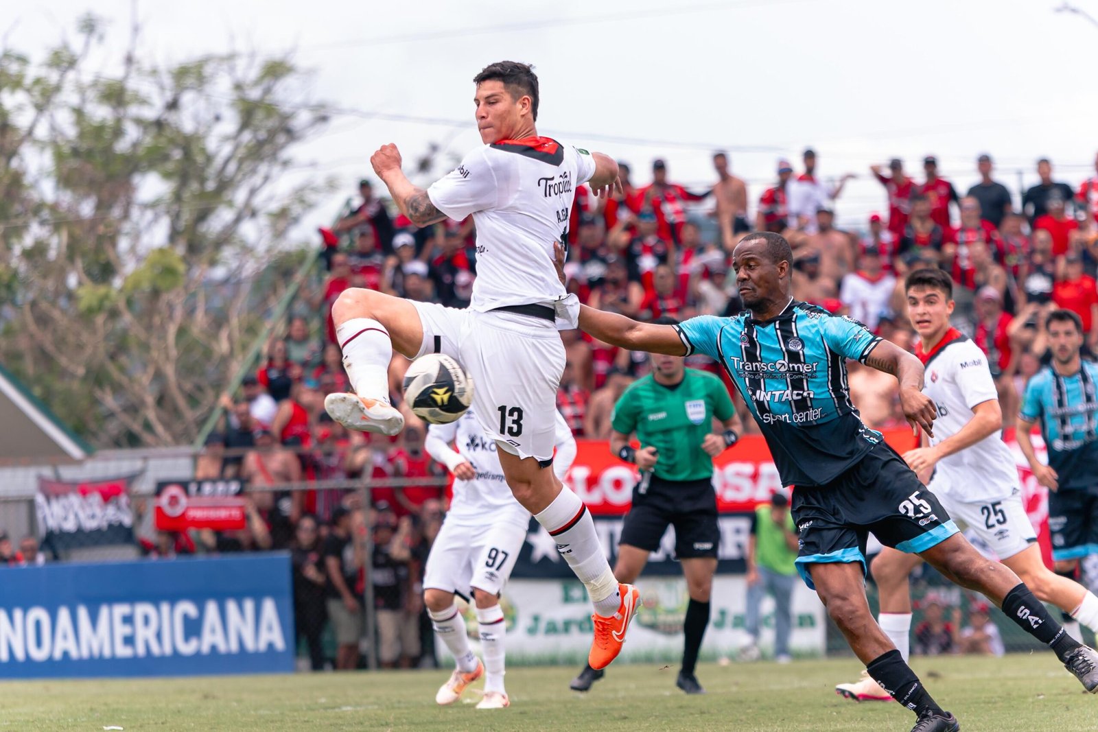 Empate, polémica y un problema que le estalla a Óscar Ramírez antes de lo más bravo