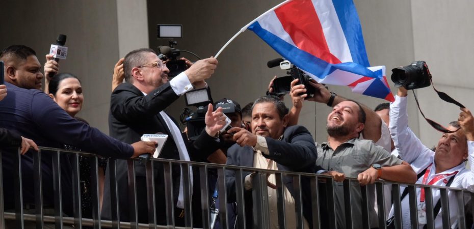 Rodrigo Chaves ofrece un discurso durante una sesión legislativa.