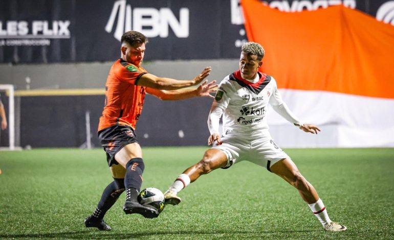 Alajuelense de Macho Ramírez saca el partido ante Puntarenas pese a quedarse con 10