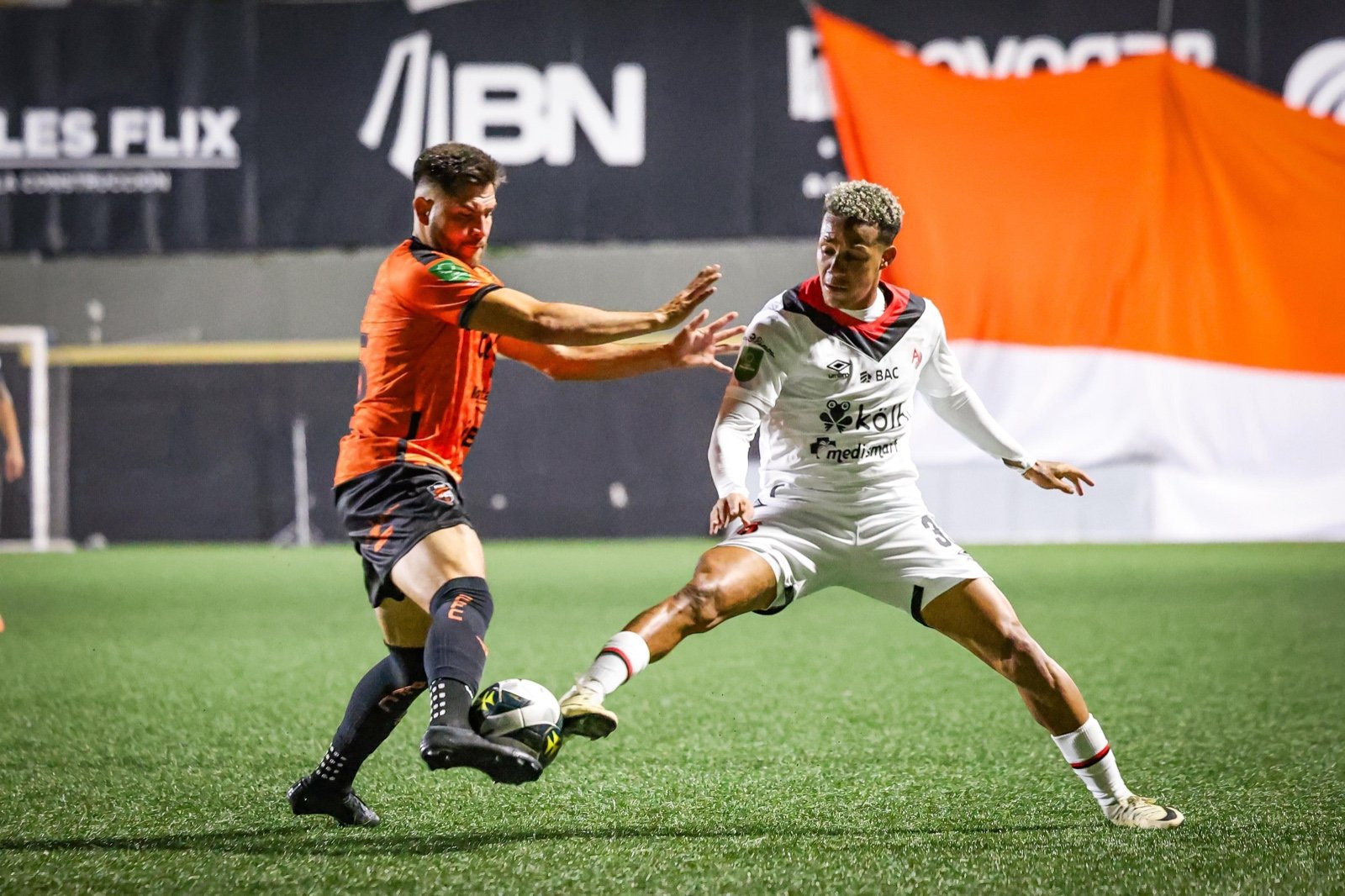Alajuelense de Macho Ramírez saca el partido ante Puntarenas pese a quedarse con 10