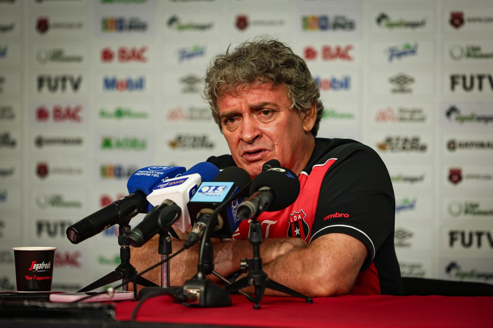 Óscar Ramírez tiene un pedido de última hora para la afición liguista