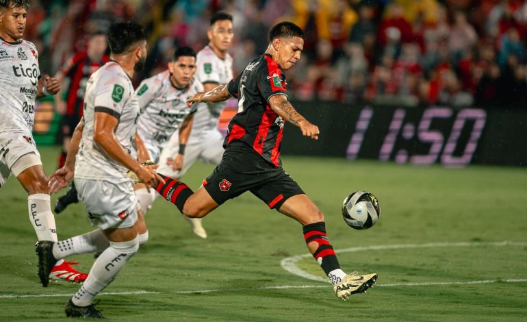 Alajuelense pudo con un mal arbitraje y un Puntarenas aguerrido