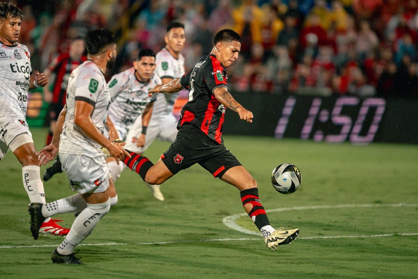 Alajuelense pudo con un mal arbitraje y un Puntarenas aguerrido