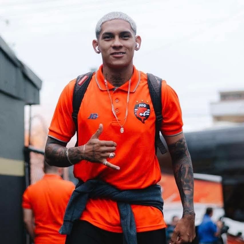 Alajuelense y Saprissa luchan por joya de 20 años: ¿a quién elegirá?
