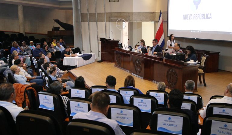 La nueva república establece los encabezados de género.