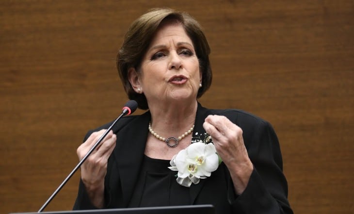 Pilar Cisneros cuestiona a sus opciones.