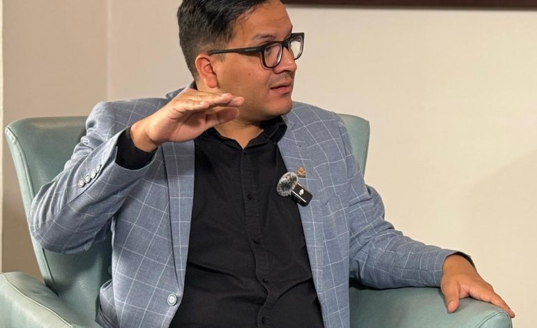 Diputado del Frent Amplio indica que los carteles visitaron Casa de Rodrigo Chaves
– La nación