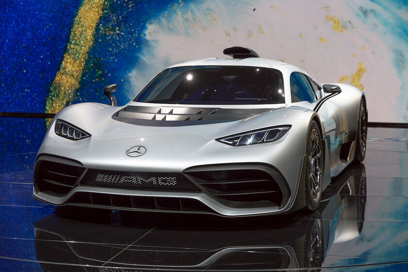 Cuando Mercedes produjo un camino “F1” a tres millones de euros cada uno, olvidó algo importante: que no se incendiarían

 – La nación