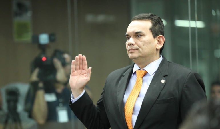 Randall Zúñiga ver Oij contra ataques
– La nación