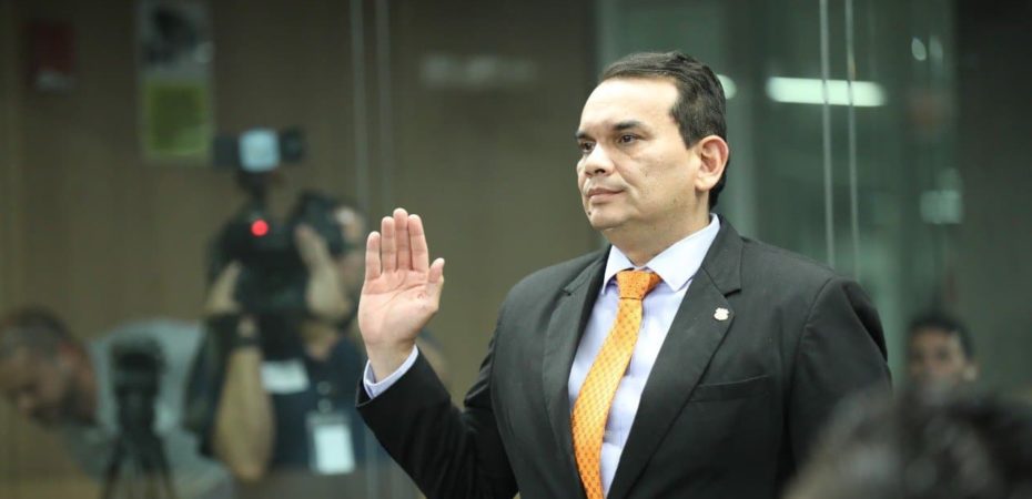 Randall Zúñiga ver Oij contra ataques

 – La nación