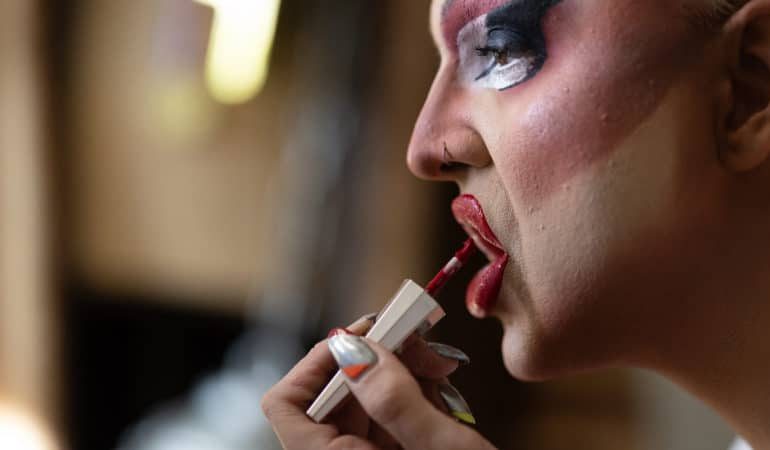Fabricio Alvarado presenta un proyecto para prohibir y castigar a los espectáculos “Drag Queen” y “Transvestite” contra menores
– La nación